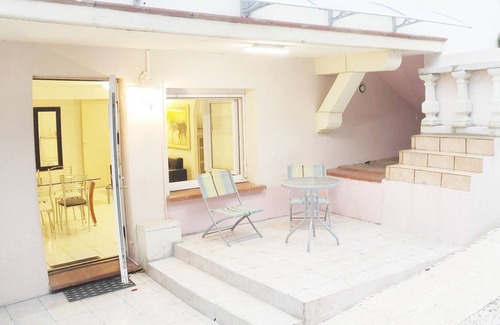 Purpan Apartment | Roman T3 RDC - Two Bedroom Apartment, Sleeps 4