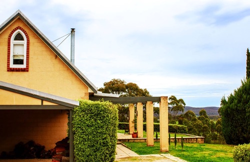 Elevated Plains Cottage | Romance with style and a view