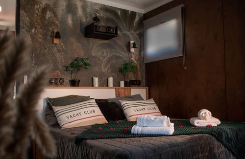 Guernes House | Romantic floating suite with balneo