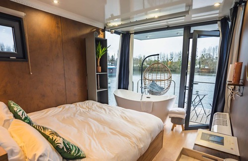 Guernes House | Romantic floating suite with balneo