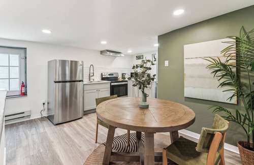 Kensington House | Romantic 1BD Suite with KING BED, Luxury Staycation