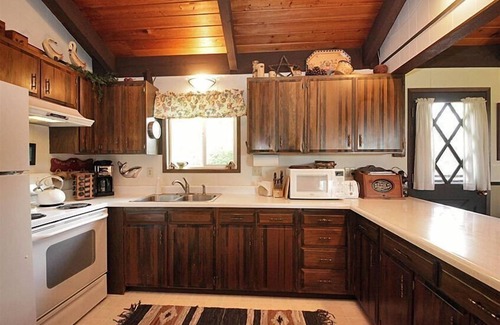 Freeland House | Romantic and Charming Cottage with hot tub, on beautiful one acre view lot!