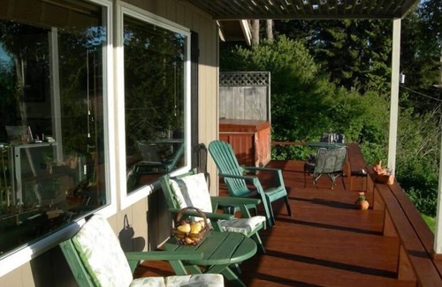 Freeland House | Romantic and Charming Cottage with hot tub, on beautiful one acre view lot!