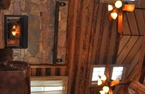 Hot Springs Cabin | Romantic and Cozy Cabin, Great for Honeymoons & Anniversaries