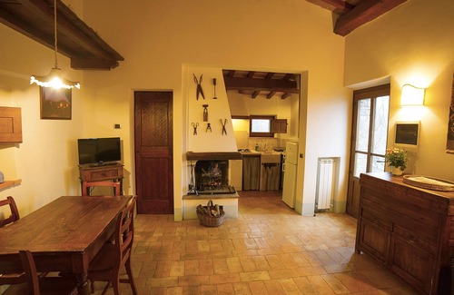 Radicofani Apartment | Romantic apartment with garden in a farmhouse with swimming pool