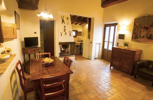 Radicofani Apartment | Romantic apartment with garden in a farmhouse with swimming pool