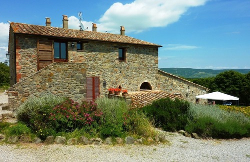 Radicofani Apartment | Romantic apartment with garden in a farmhouse with swimming pool