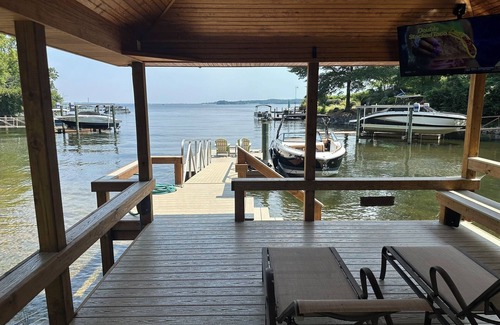 Lexington House | Romantic bungalow on Lake Murray w/cold plunge/hot tub/sauna, gym & dock gazebo