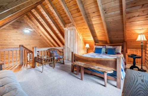 Vesta House | Romantic Cabin Getaway - King Bed - Fast Wi-Fi - Pet-Friendly