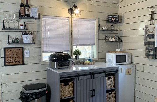 Canyon Lake Cabin | Romantic Cabin: Hot Tub, 🦮 2m Whitewater, Concierge