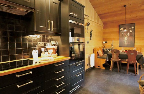 Arville Ski Chalet | Romantic chalet with a hot tub and a steam room