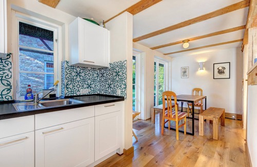 Lassan House | Romantic cottage for 6 people in a beautiful garden with pond