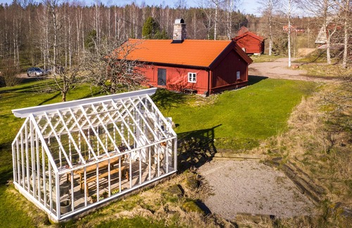 Ljungsarp Cottage | Romantic cottage with greenhouse near Isaberg!