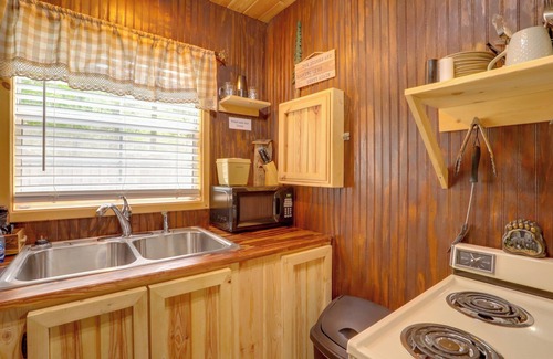 Greers Ferry Apartment | Romantic Escape in Greers Ferry < 1 Mi to Lake