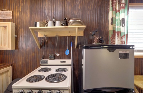 Greers Ferry Apartment | Romantic Escape in Greers Ferry < 1 Mi to Lake
