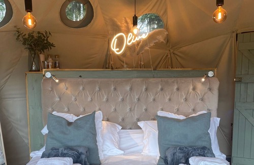 West Horsley Cottage | Romantic Geo Dome Home With log Fired hot tub