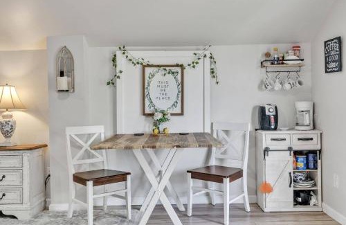 McQueeney House | Romantic Getaway Hideout | Soak, Sip, and Relax