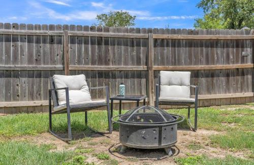 McQueeney House | Romantic Getaway Hideout | Soak, Sip, and Relax