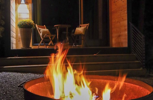 Sparta House | Romantic Getaway Hot Tub Fire Pit Cozy Cabin Vibes