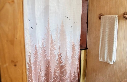 Celeste Bed & Breakfast | Romantic getaway in the trees. Enjoy your stay in a majestic oak treehouse