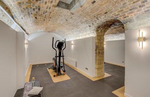 Porte-Saint-Martin Apartment | Romantic Getaway - Le Marais - with AC