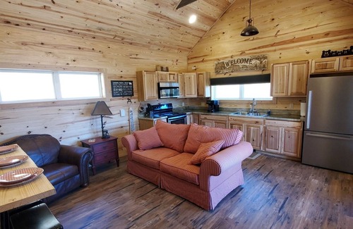 Whittier Cabin | Romantic Getaway starts here! Views, Dog Friendly, Hot Tub, Polar Express