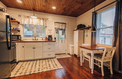 Walnut Creek Apartment | Romantic Golden Valley Cottage | View of Amish Countryside + Walk to Amish Eats