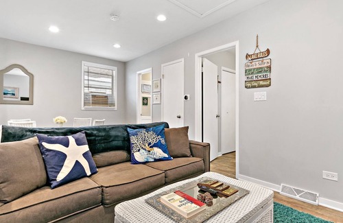 Fox Lake House | Romantic Lake Cottage ★ Queen Bed ★ Chain O Lakes