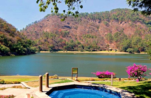Mascota Cabin | Romantic Lakeside 1 Bedroom Cabin