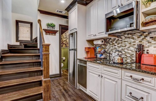 Historic District - North House | Romantic & Luxe - Jacuzzi Spa Tub - Compact Garage