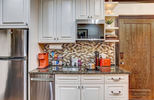 Historic District - North House | Romantic & Luxe - Jacuzzi Spa Tub - Compact Garage