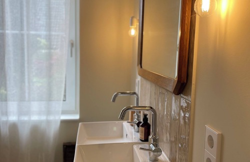 Jork Apartment | Romantic maisonette for 4 - with apple orchard view & box-spring beds