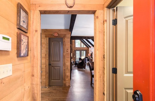 Dahlonega Cabin | Romantic mountain hideaway. Minutes to downtown Dahlonega, wineries & hiking.