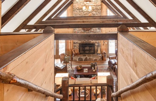 Dahlonega Cabin | Romantic mountain hideaway. Minutes to downtown Dahlonega, wineries & hiking.