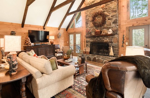 Dahlonega Cabin | Romantic mountain hideaway. Minutes to downtown Dahlonega, wineries & hiking.
