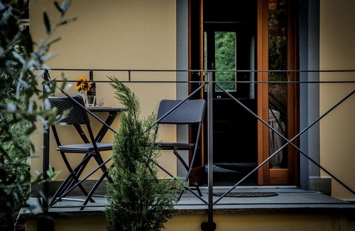 Barga House | Romantic newly renovated barn private pool and a trout river, 5 mins to Barga