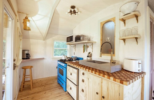 South Londonderry Cabin | Romantic Riverbed Treehouse - hot tub & new sauna!