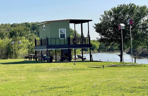 South Bend Cabin | Romantic Riverside Hideaway