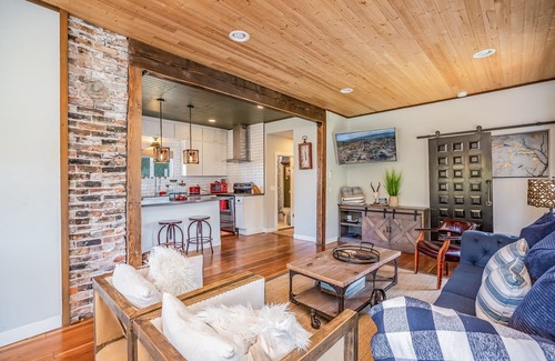 Roslyn House | Romantic Roslyn Getaway-Spa-GmRm-PetsOk w/365 Signature Pkg