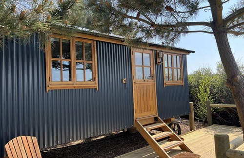 L’Eclet Cabin | Romantic Shepherd Hut with sea views - 10 min walk from the beach!