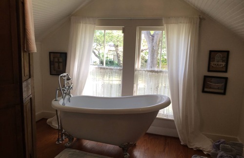 Carmine Bed & Breakfast | Romantic Slipper Tub