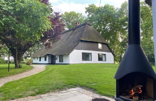Dorum House | Romantic thatched-roof house with wellness area near the dyke