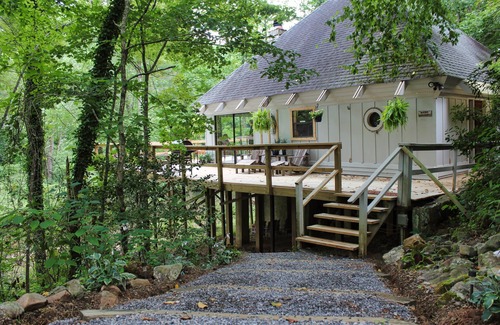 Mentone House | Romantic Tranquil Riverfront Cottage Rushing Crystal Clear Water Best Raten