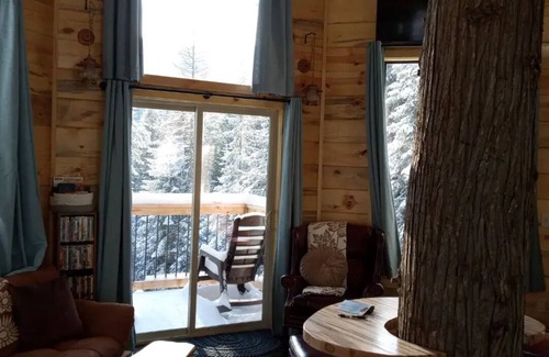 Newport Apartment | Romantic Treehouse Getaway with Peaceful Mountain Views!