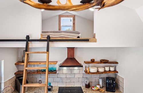 Wimberley House | Romantic Wimberley Tiny Luxury Retreat w/sauna & EV charger