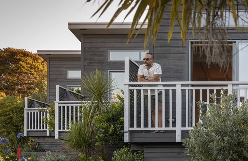 Oneroa Apartment | Romantic With Spectacular Views all the way to Coromandel
