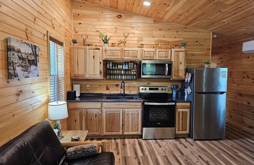 Almo Cabin | Romantic Woodland Retreat w/Hot Tub, Fire Table