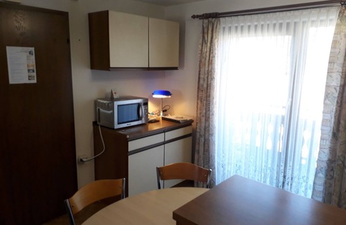 Steinwiesen Apartment | Romantische Mehrsternkomfortwohnung mit Balkon, voll ausgestattete Küchenzeile