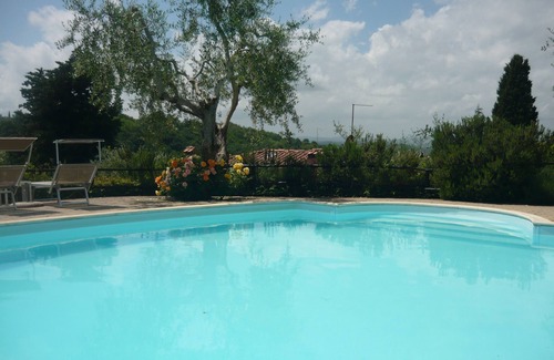 Poggibonsi Apartment | RONDINE: Peaceful farmhouse close to Tuscany 's treasures, 1mile from shops far