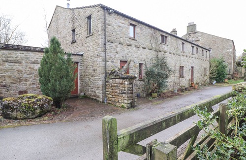 Hawes Cottage | ROOFSTONES COTTAGE, pet friendly, with a garden in Hawes